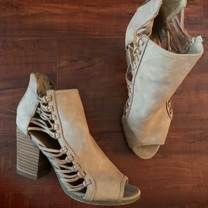 Women’s size 10 heeled sandal